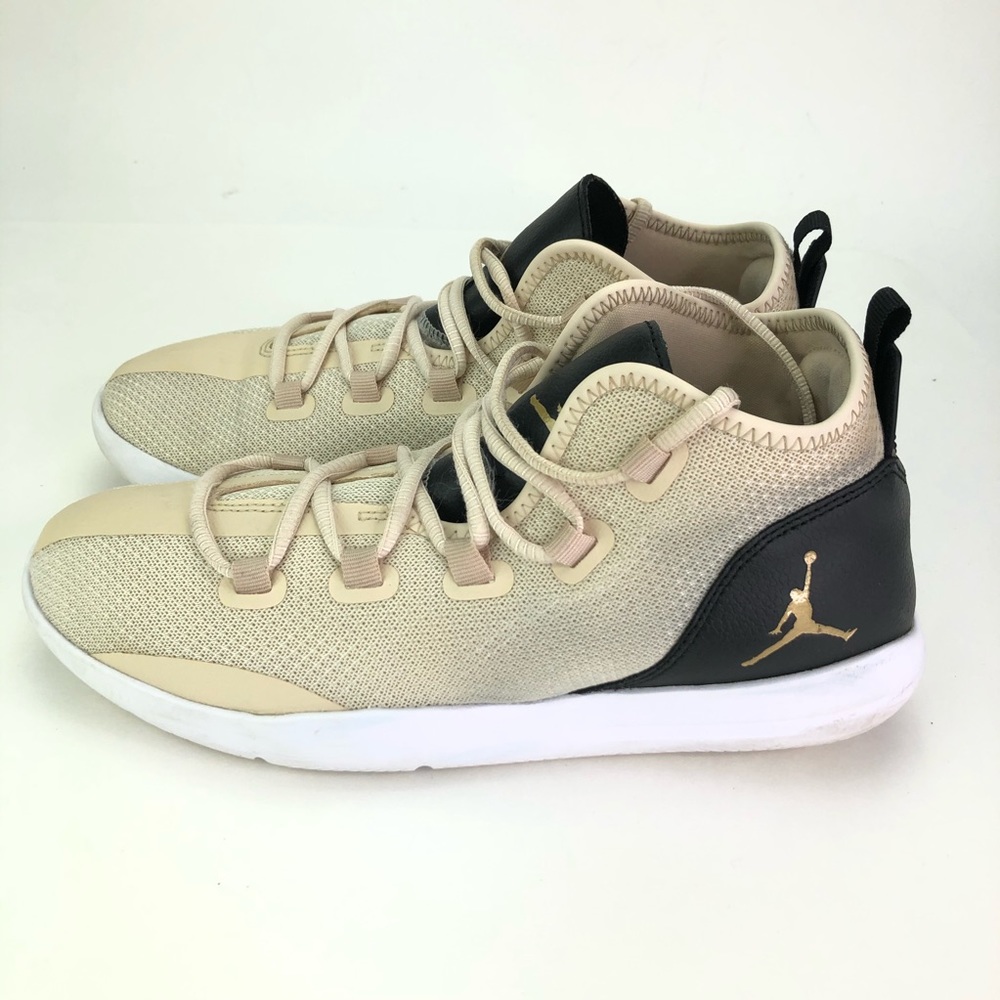Nike Big Kid's  Size 9Y Jordan Reveal Premium